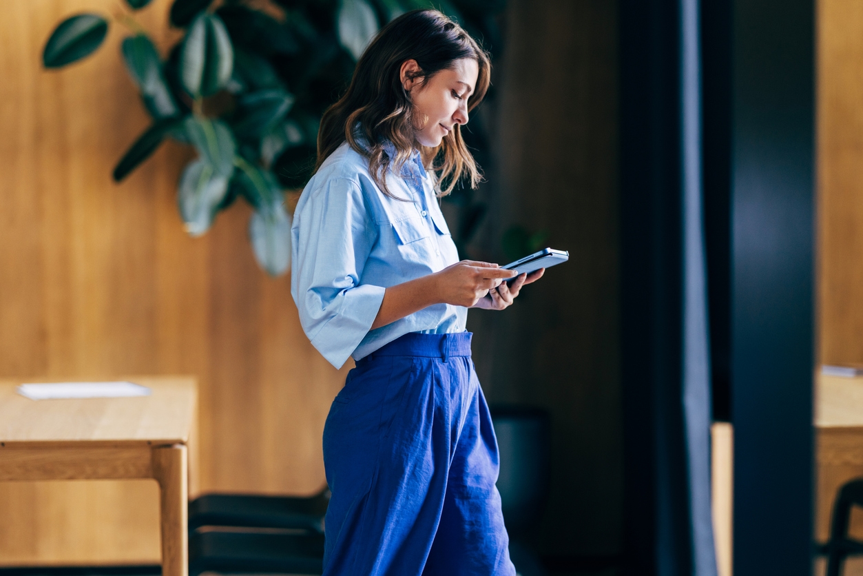 woman_walking_ipad_og.jpg